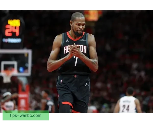 火箭更衣室狂欢泼水庆祝杜兰特超越乔丹 赤膊领取比赛用球激情满场